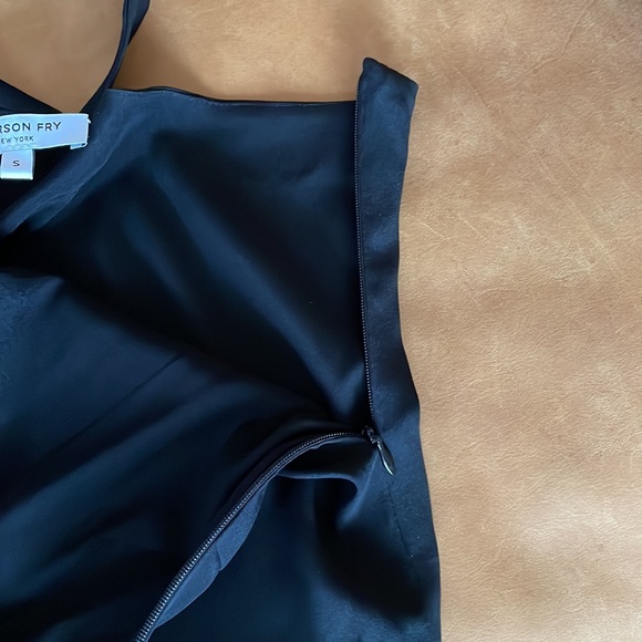 EMERSON FRY Silk V Back Top - Picture 11 of 12